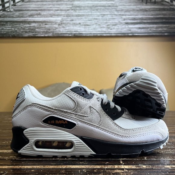 Nike Air Max 90 White Black Hot Curry DM0029-100 Men’s Size 7/ Women’s Size 8.5